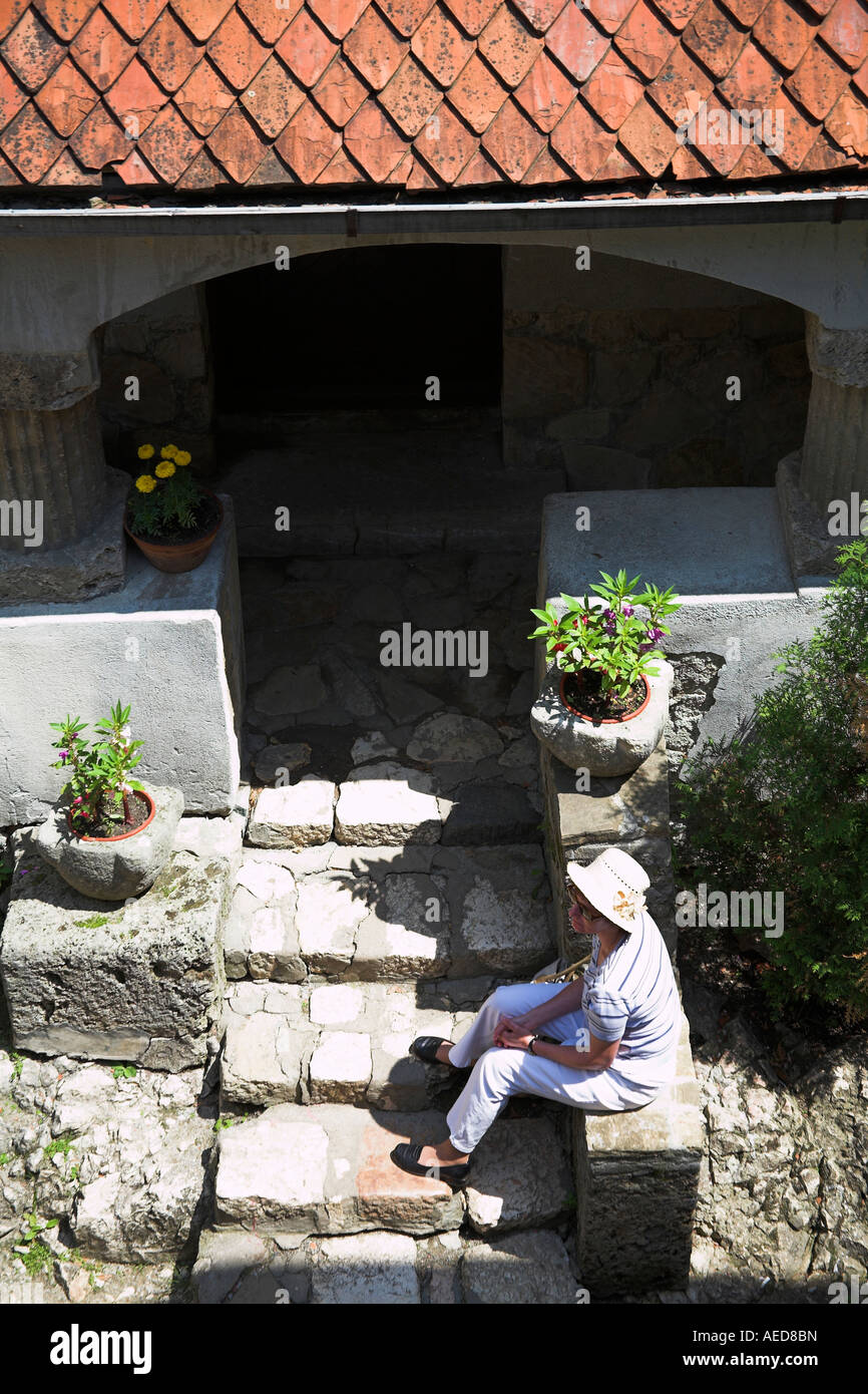 Détente touristique, le château de Bran, Bran, près de Brasov, en Transylvanie, Roumanie Banque D'Images