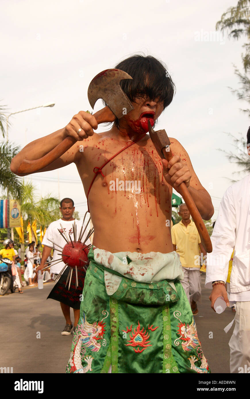 Un milieu dans la rue Festival Végétarien de Phuket Phuket Thaïlande procession Banque D'Images