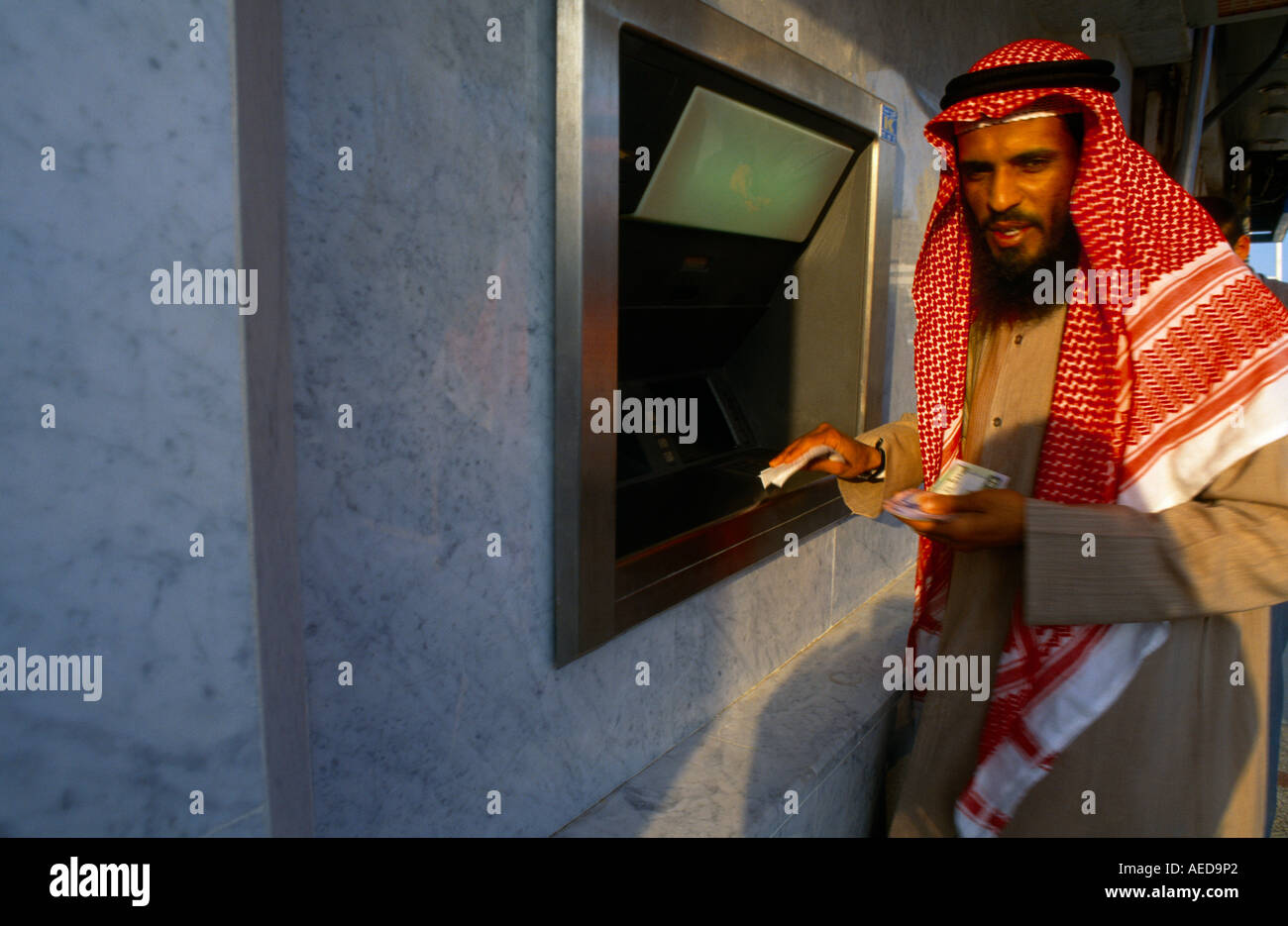 Kuwait Koweït Homme Faire de l'argent à partir de distributeur Banque D'Images
