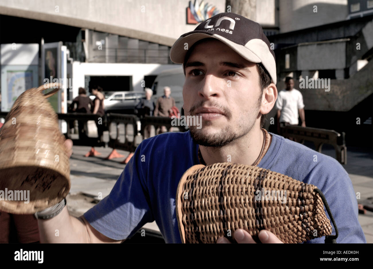 Man shaking maracas comme musicien ambulant Banque D'Images