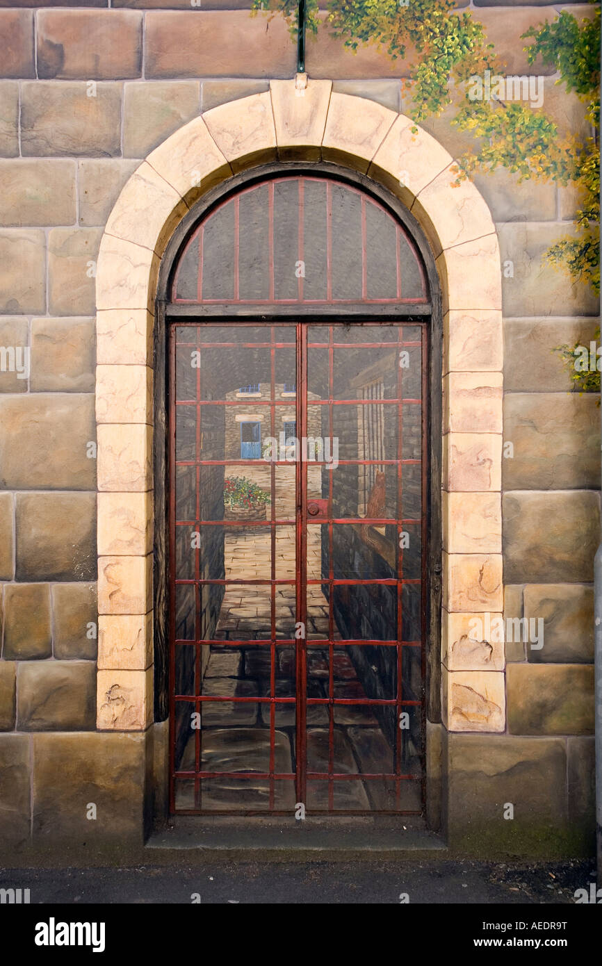 UK Wales Powys Builth Wells High Street trompe d oeil passerelle sur marchand de wall Banque D'Images