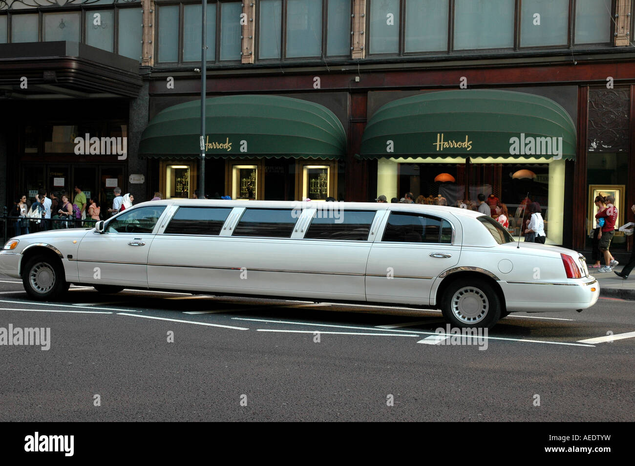 Un service de location de limousine à l'extérieur de Harrods Knightsbridge Londres Angleterre Banque D'Images