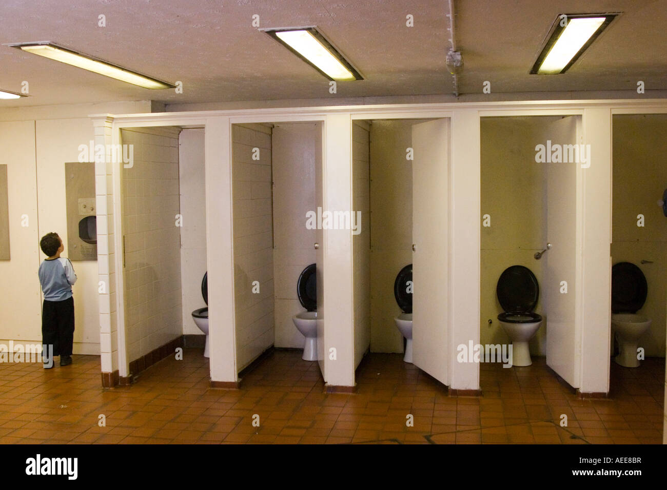 Cabines de toilettes avec toutes les portes ouvertes et les couvercles en place Banque D'Images