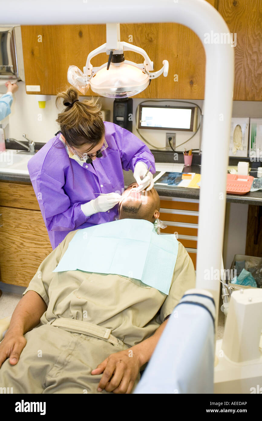 Dentiste travaillant sur un détenu. Centre de diagnostic et d'évaluation, Lincoln, Nebraska, USA Banque D'Images