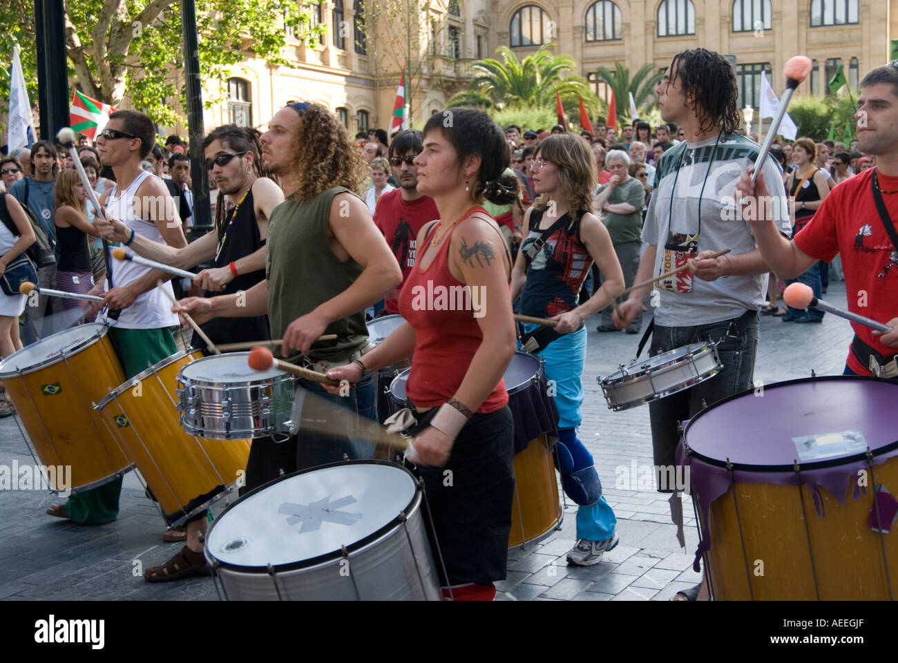 Batteurs et percussionnistes banging drums et faire du bruit lors d'une démonstration, San Sebastian, Espagne Banque D'Images