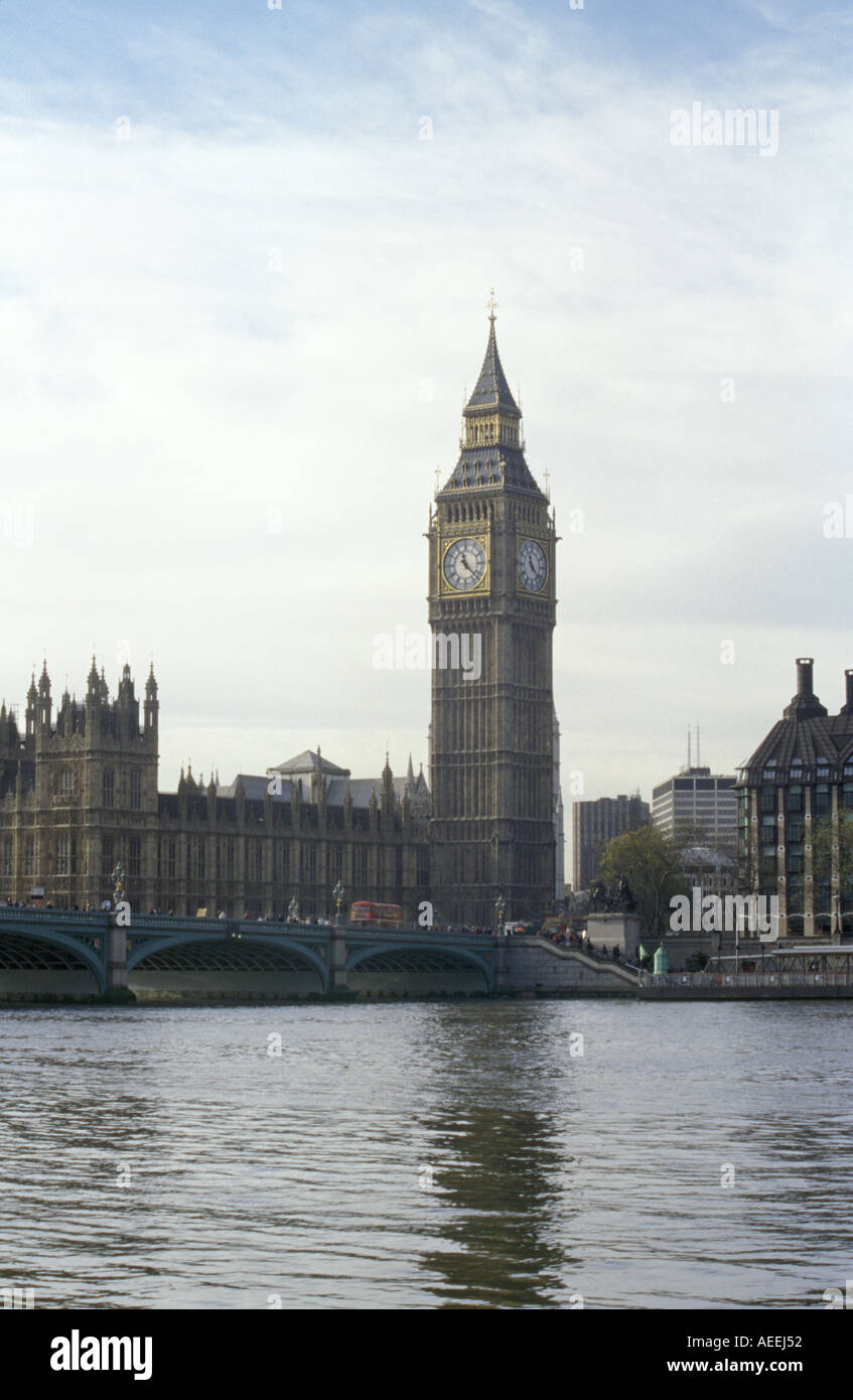 Le Big Ben Clock Tower a les Chambres du Parlement à Westminster sur les rives de la rivière Thames à London Banque D'Images