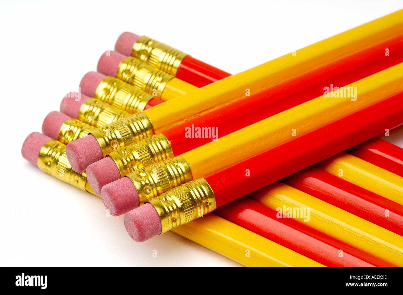 Crayon gomme caoutchouc rub out erreur rouge jaune tidy retour à l'école de l'école enseignant enseigner l'éducation Banque D'Images