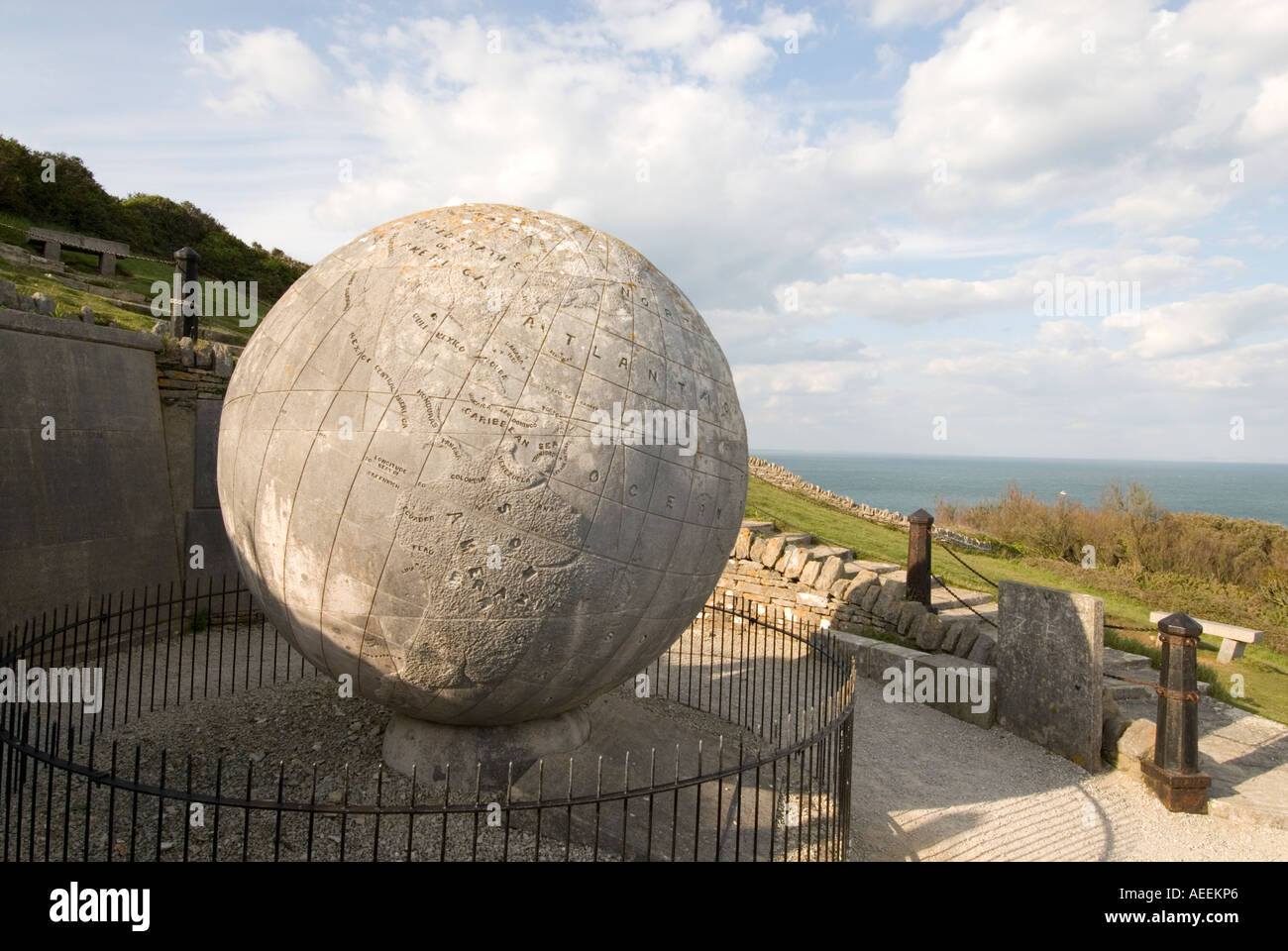 Le Grand Globe en pierre de Portland dans le parc Durlston Swanage Dorset England UK Banque D'Images