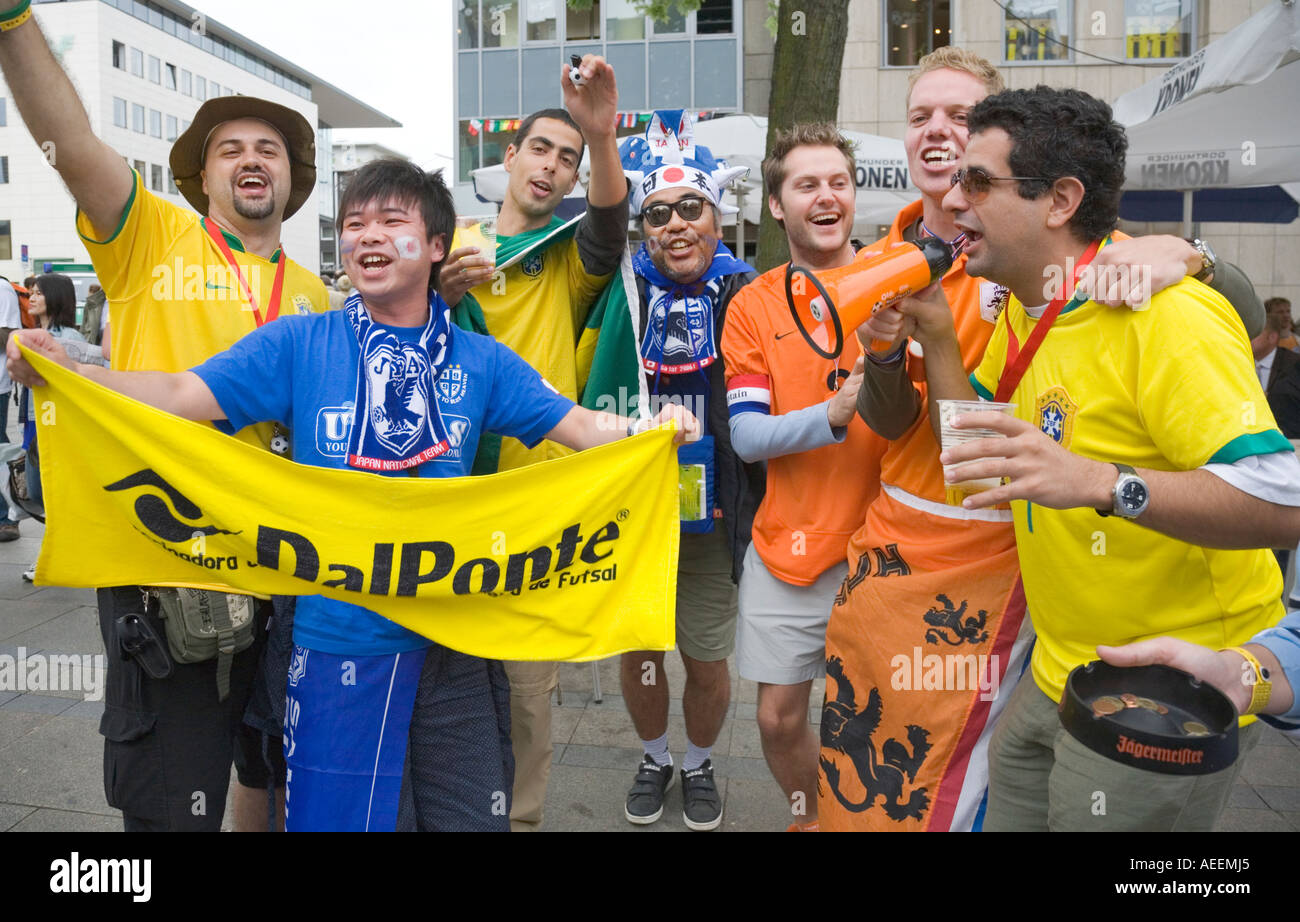 Les amateurs de football du Japon, du Brésil et de l'Hollande cheering ensemble dans la bonne humeur avant le match de coupe du monde Le Japon contre le Brésil (1:4) Banque D'Images