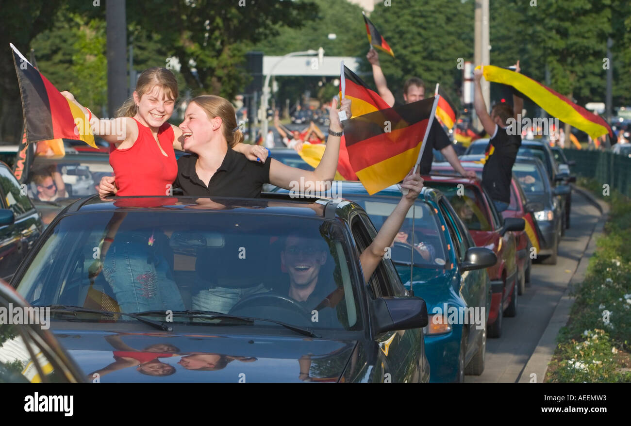 Les fans de football allemand se réjouissent de un cortège à travers la ville de Dortmund après le match de coupe du monde l'Allemagne contre la Suède (2:0) Banque D'Images