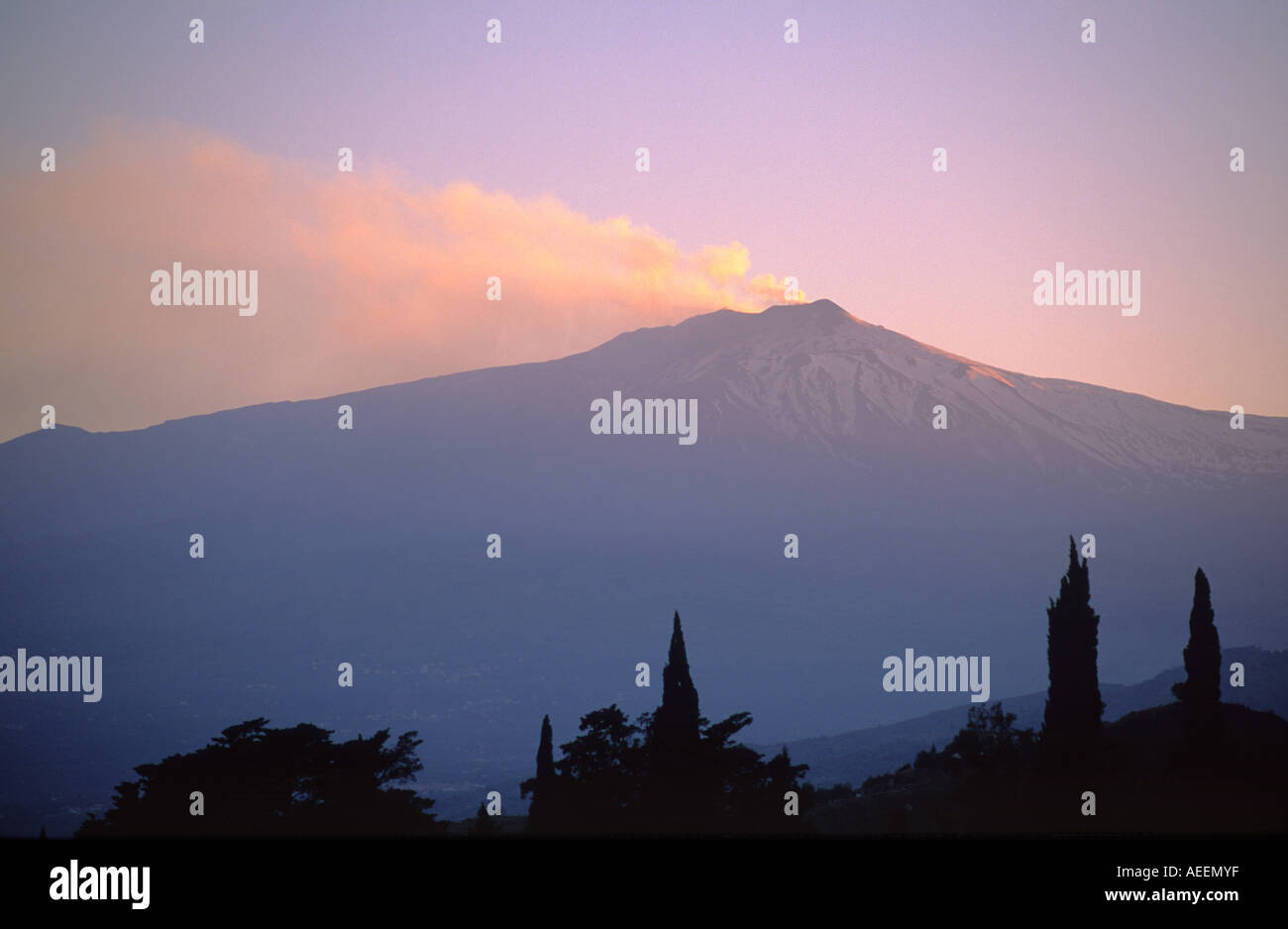 Le mont Etna, en Sicile, Italie. Le tabagisme actif volcan montagne sommet pic vu de Taormina. Banque D'Images