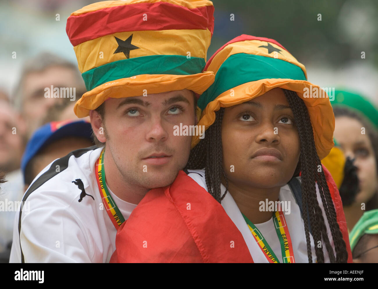 Deux fans de football ghanéen de la visualisation d'un match de coupe du monde avec des visages tristes en raison de la défaite de l'équipe ghanéenne Banque D'Images