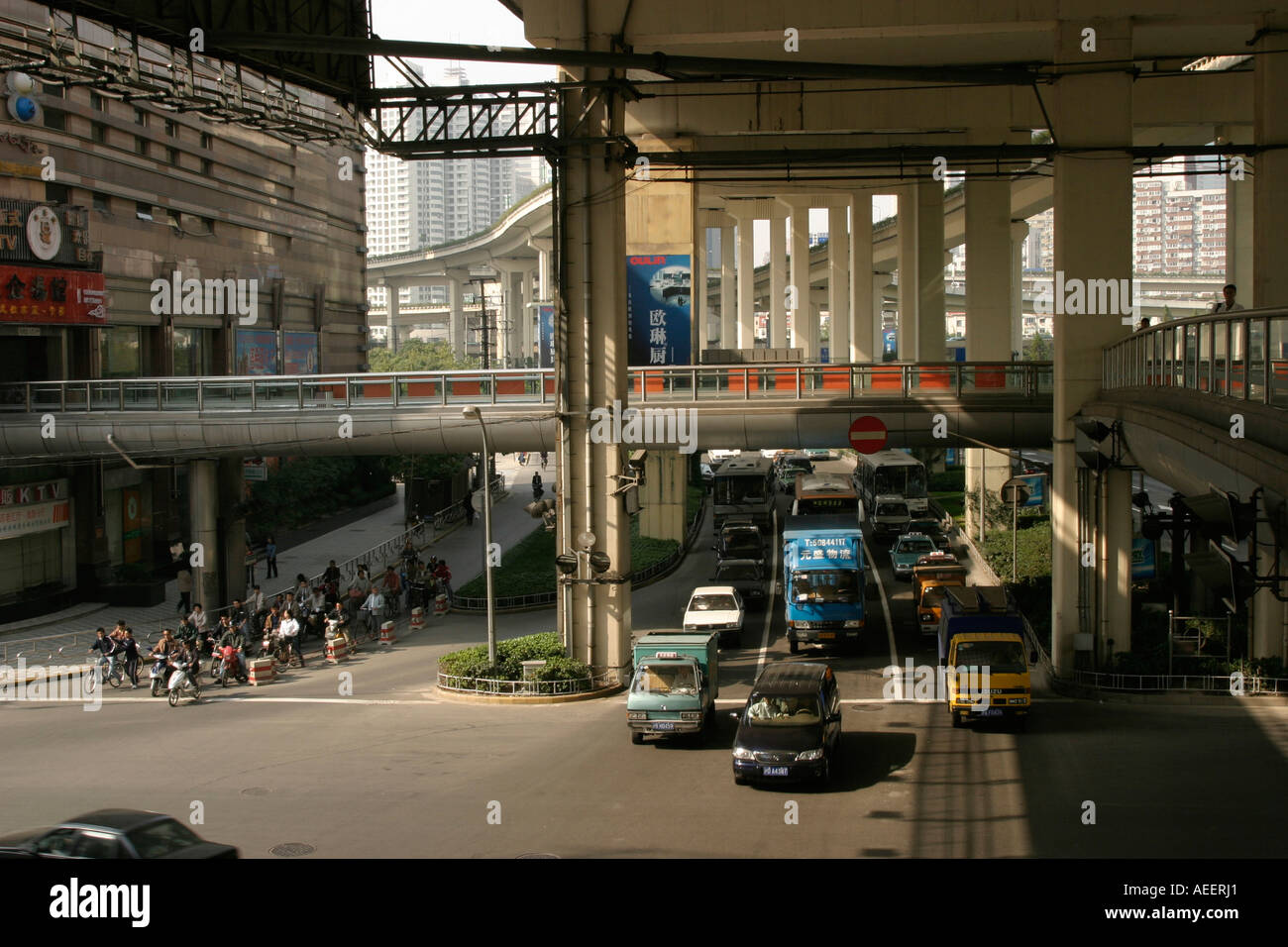 Shanghai Chine Carrefour et passerelle surélevée à Yan an Zhonglu et Chengdu Beilu dans le centre de Shanghai Banque D'Images