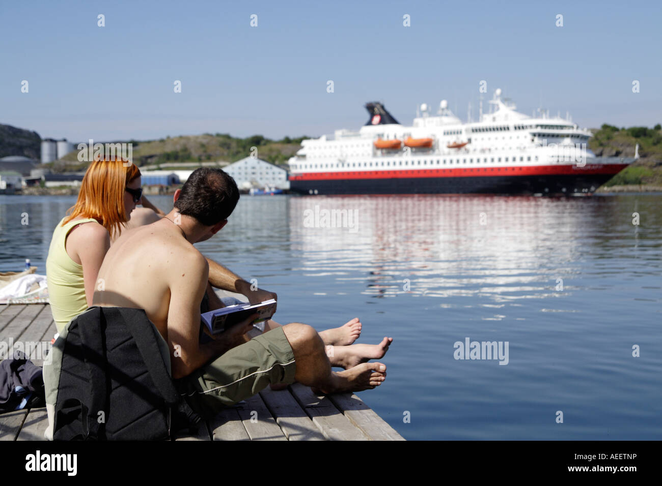 Un couple est en attente pour le ferry pour les Lofoten. Port de Bodo, Norvège. Banque D'Images