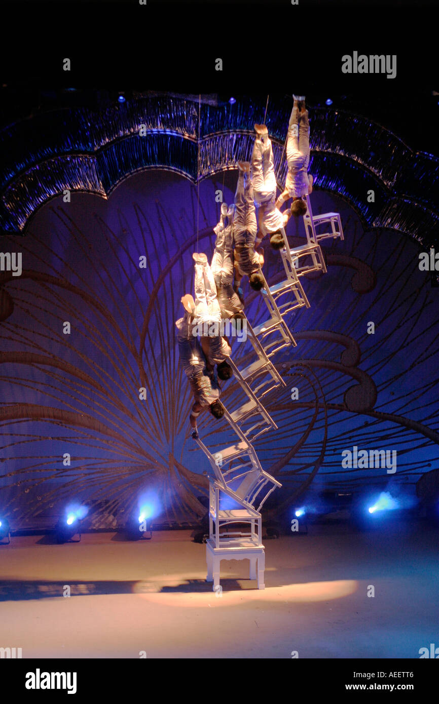 Shanghai, Chine - Shanghai avec les artistes de la troupe acrobatique de faire un acte audacieux avec six interprètes et huit chaises Banque D'Images