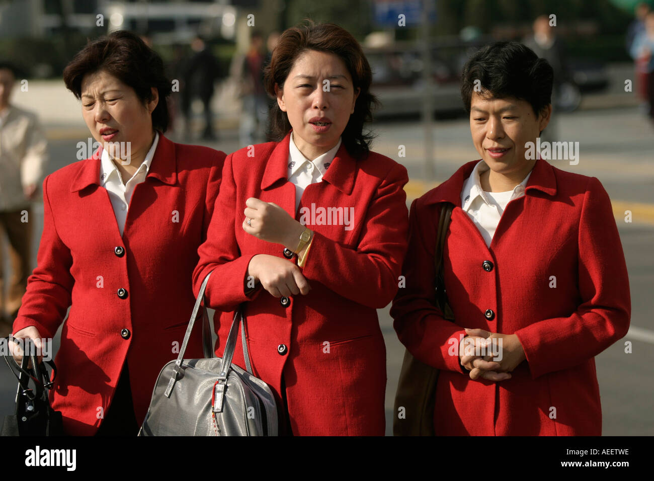 Shanghai Chine Femmes portant l'uniforme rouge au travail à pied en Pu Dong New Area Banque D'Images