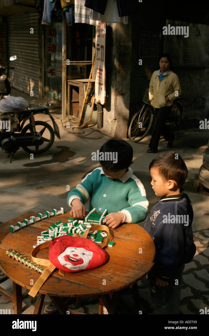 Shanghai Chine garçons jouant avec Ma Jong Morceau Banque D'Images