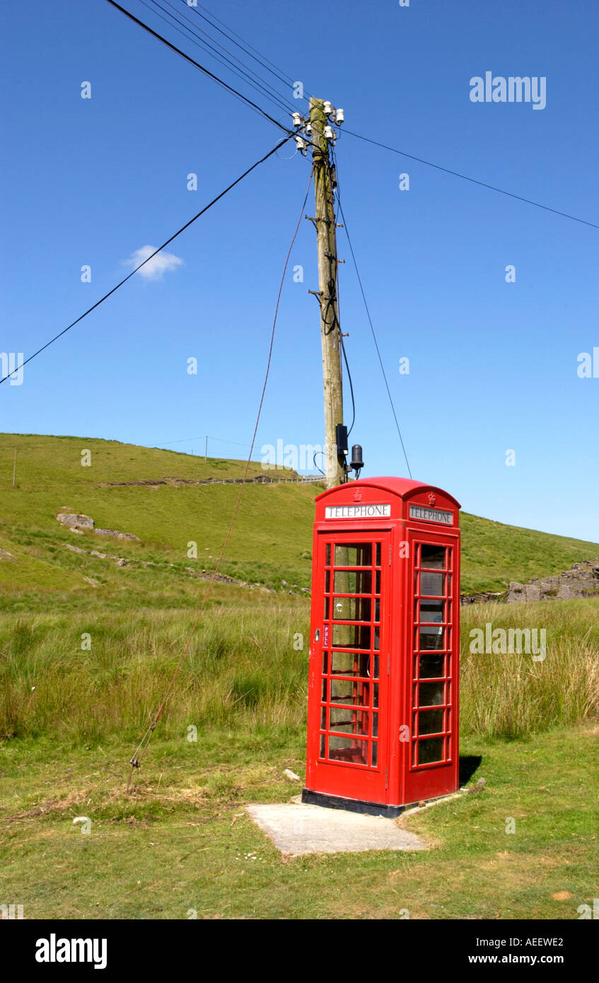 Peu utilisé red BT phone box 8 miles de la ville la plus proche, au nord de Llyn Brianne Reservoir en pleine campagne Mid Wales UK Banque D'Images