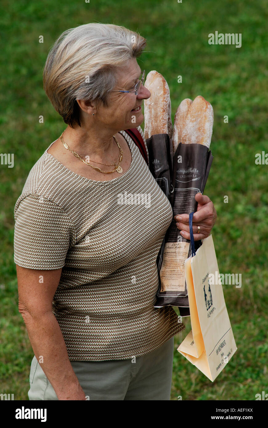 Femme tenant le pain frais, sud-Touraine, France. Banque D'Images