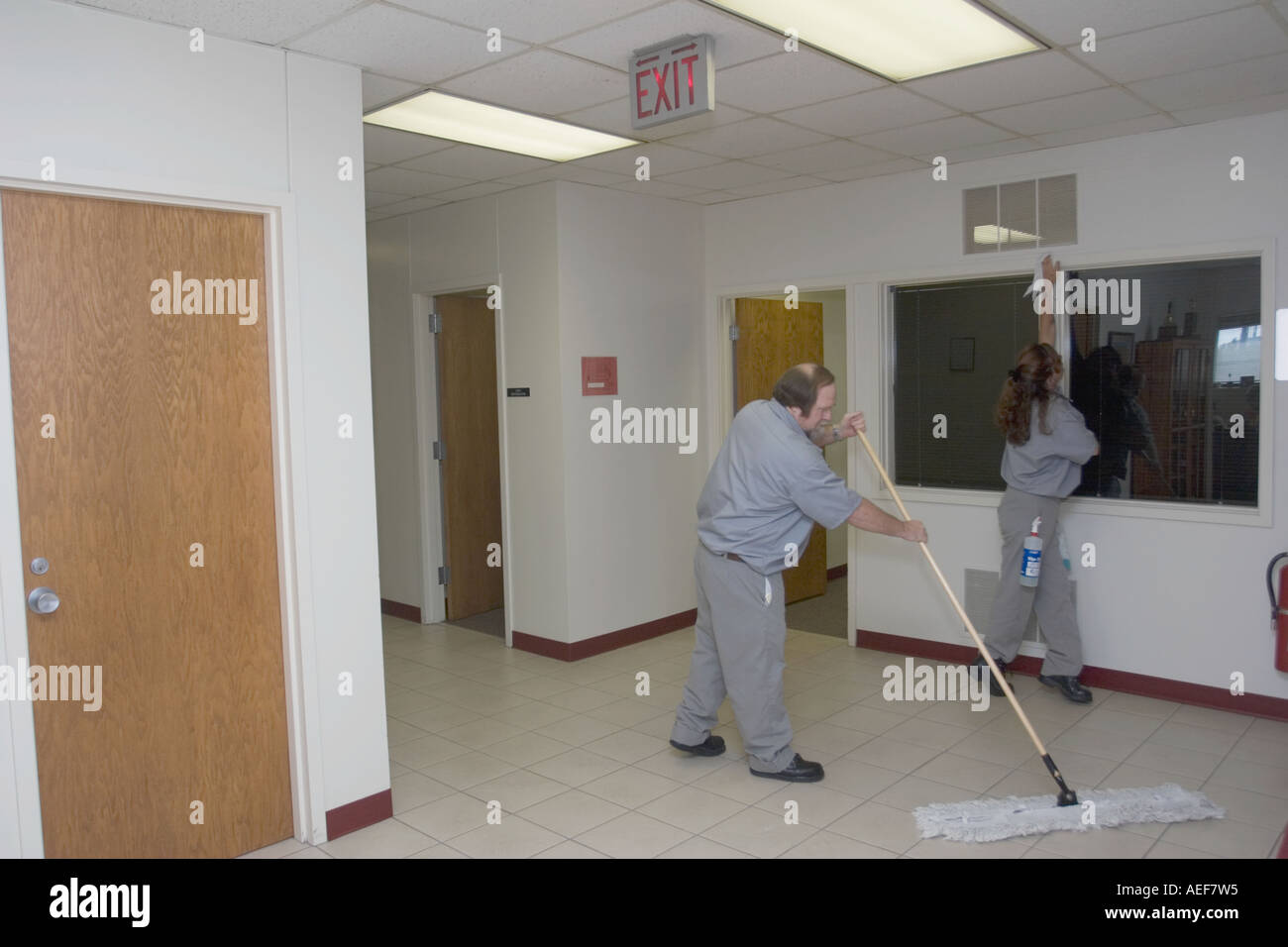Le nettoyage des détenus au sol et fenêtres dans les bureaux administratifs du pénitencier de l'État du Nebraska Banque D'Images
