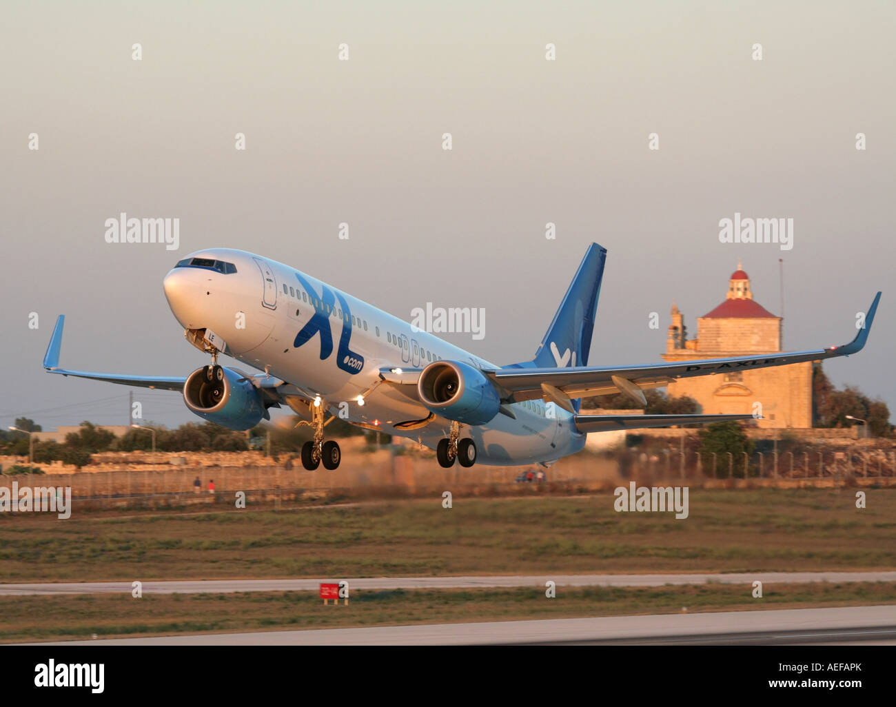 XL Airways France Boeing 737-800 passenger jet avion décollant de Malte au coucher du soleil Banque D'Images