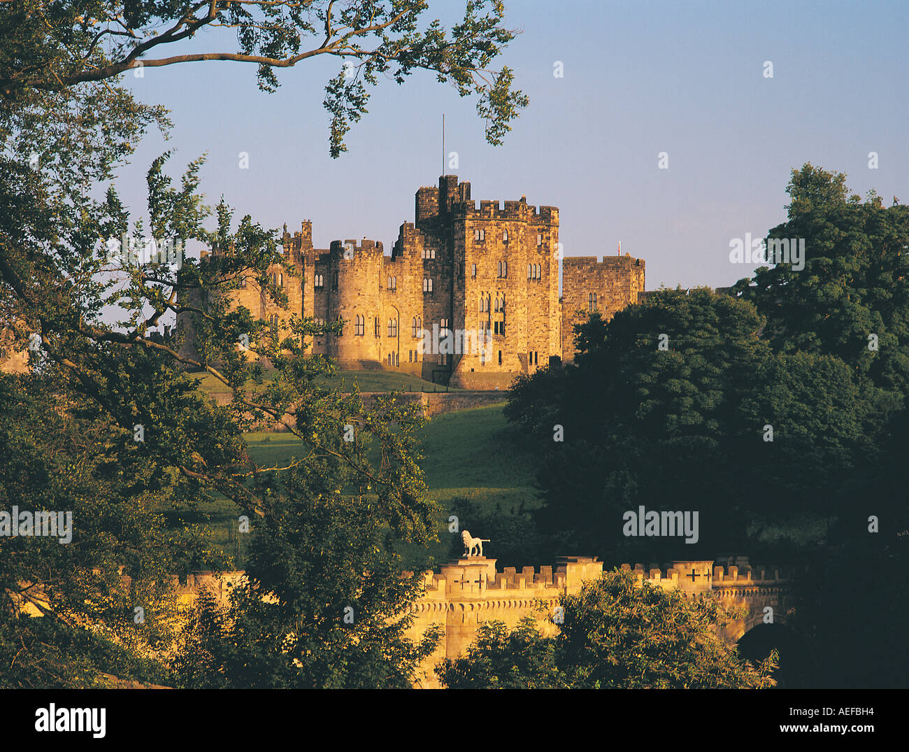 Château d'Alnwick et la campagne environnante, Northumberland, Angleterre Banque D'Images