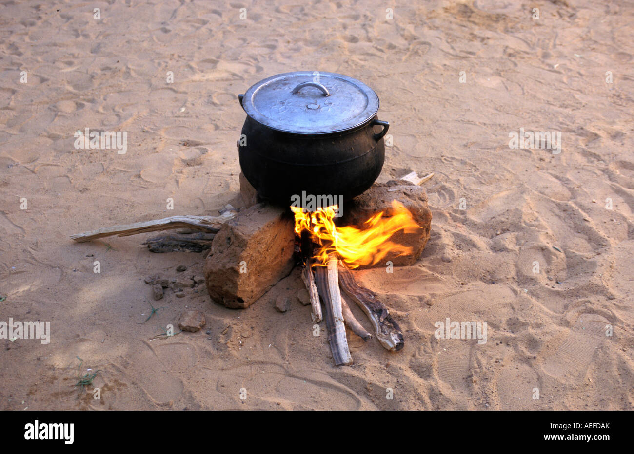 Mali Ansongo couverts pot sur bois de chauffage cuisinière Banque D'Images