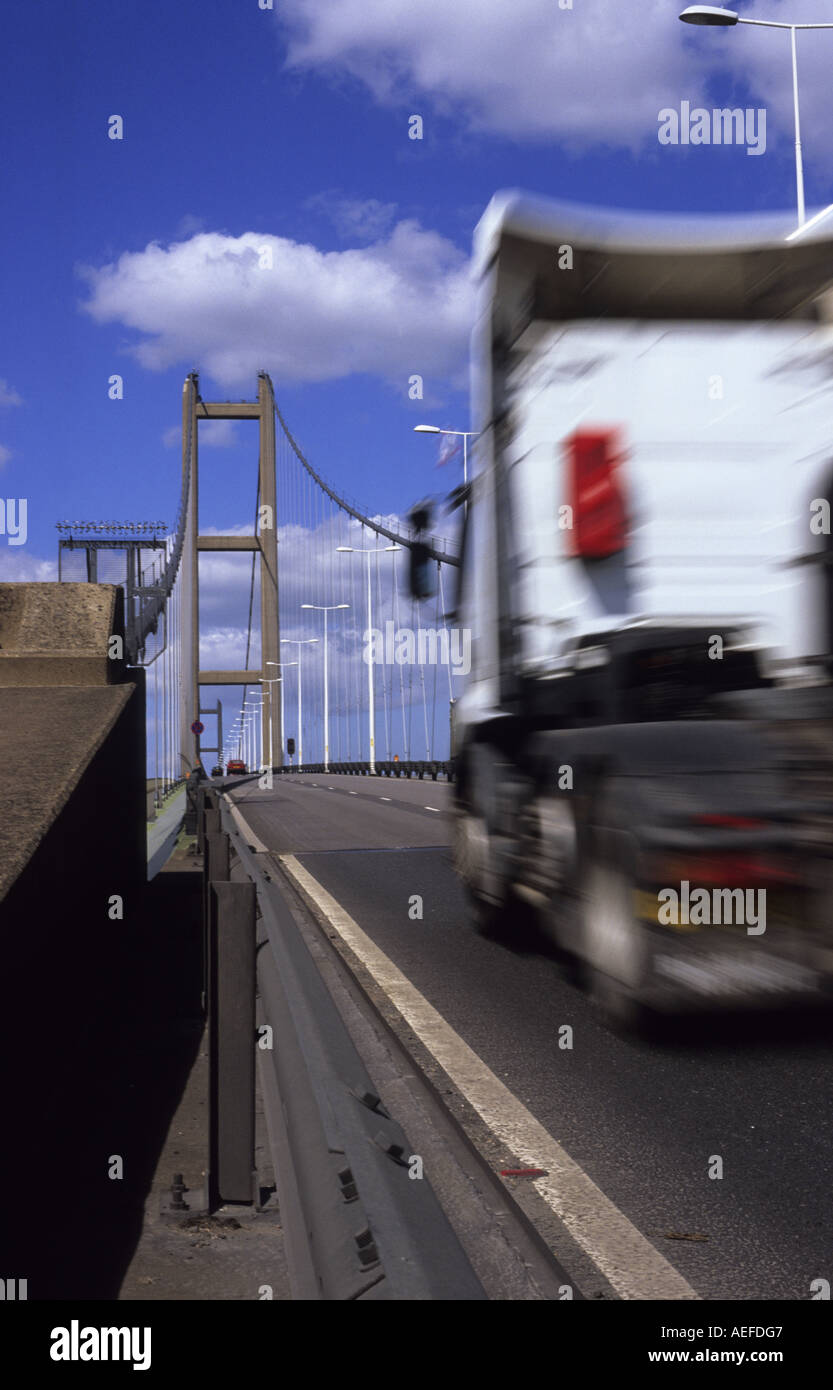 Camion traversant le pont enjambant la rivière Humber se joindre à l'estuaire humber yorkshire avec lincolnshire uk Banque D'Images