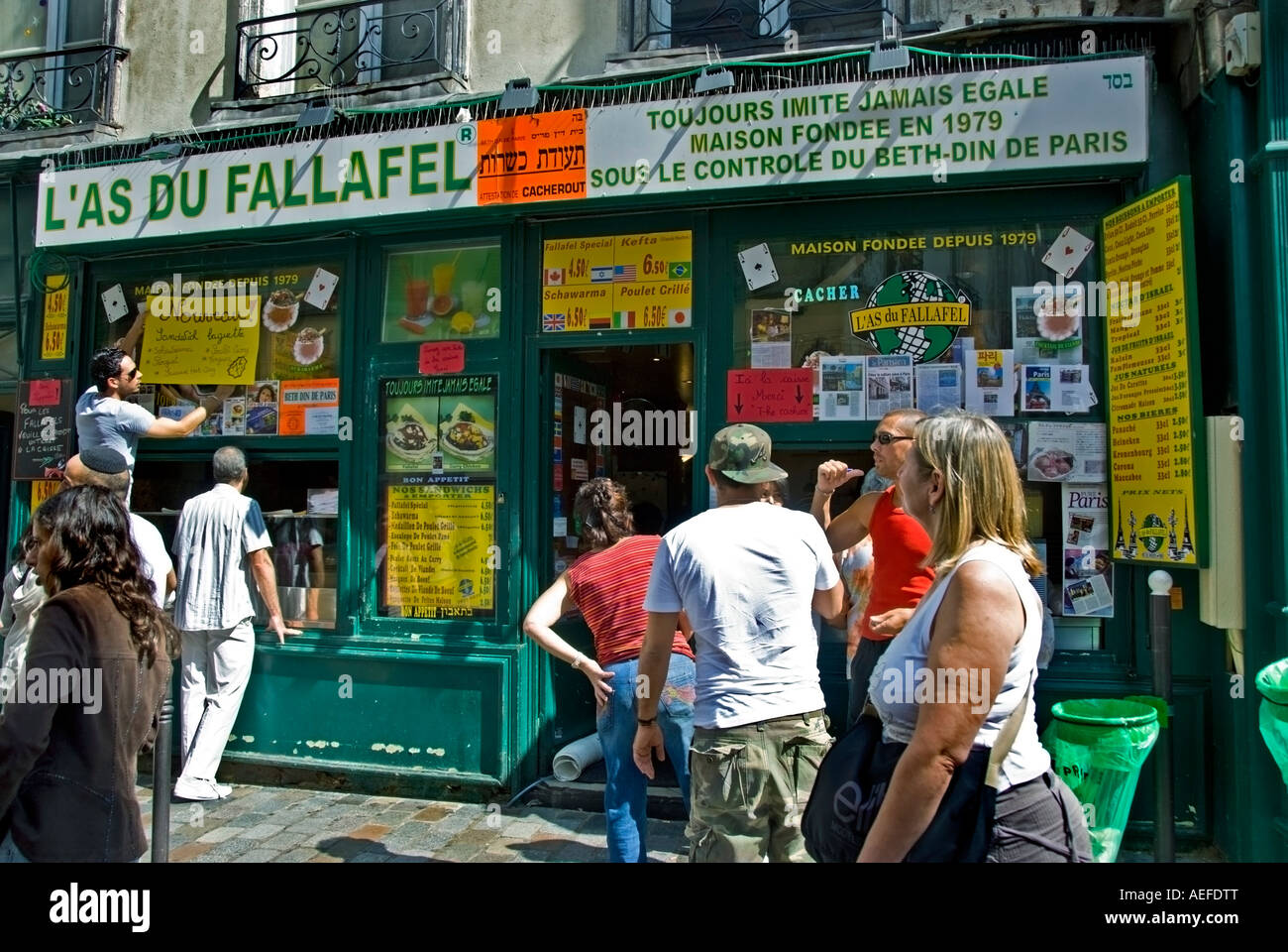 Paris France, foule moyenne, Old Store Front, Restaurant juif, 'L'as du Fallafel' à l'extérieur de la rue jewish Immigration restaurant paris Banque D'Images