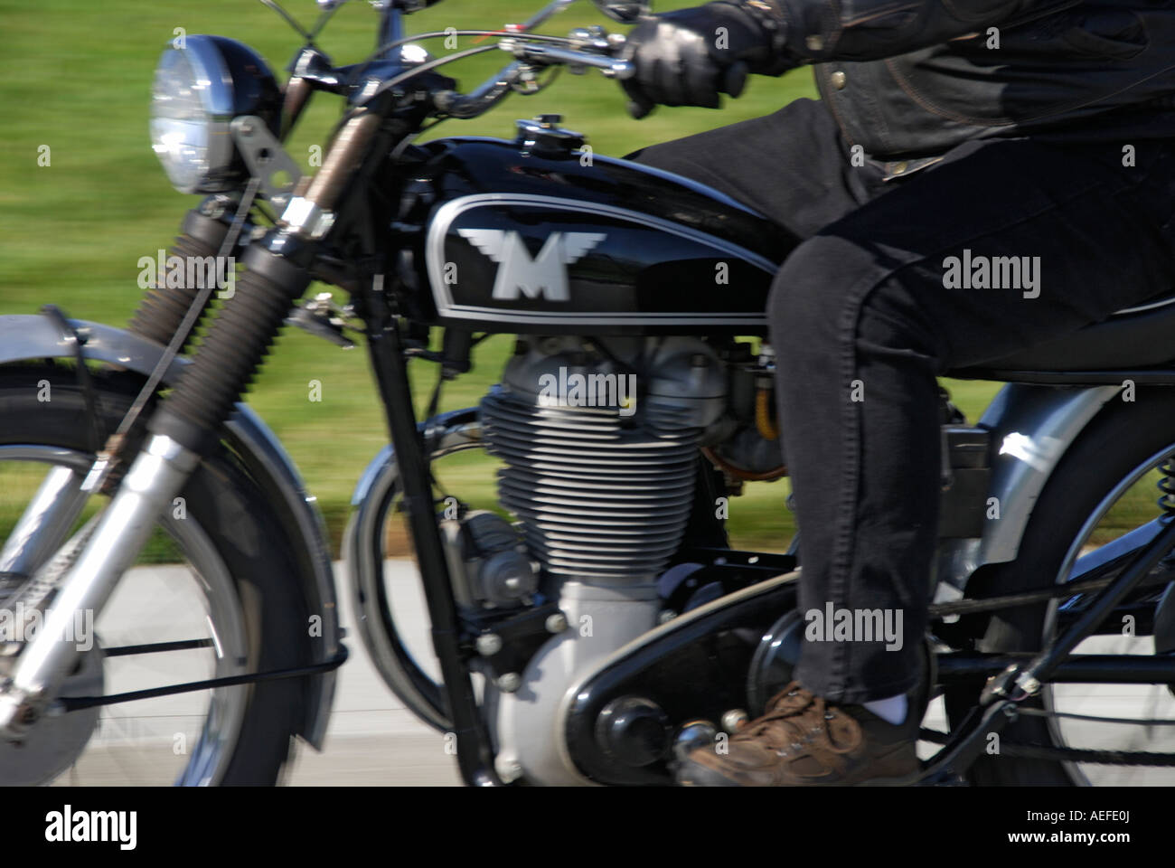 "L'équitation classique britannique un ^^￭ 1950 500cc cylindre 'single' 'mbricolage. (Vitesse flou.)" Banque D'Images