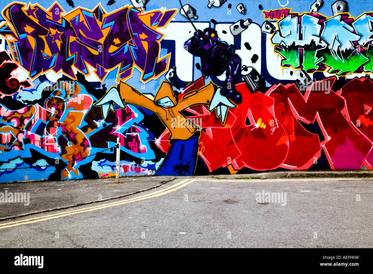 Aspergé de graffiti sur les murs d'un parking public par des vandales Banque D'Images