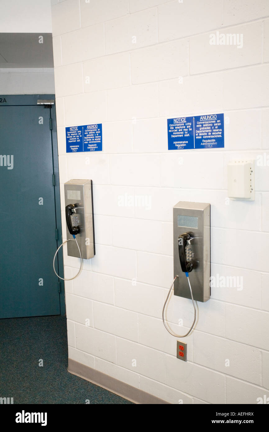 Téléphones cellulaires à l'intérieur de logement dans l'établissement pour adolescents correctionnel Nebraska Omaha Nebraska USA Banque D'Images