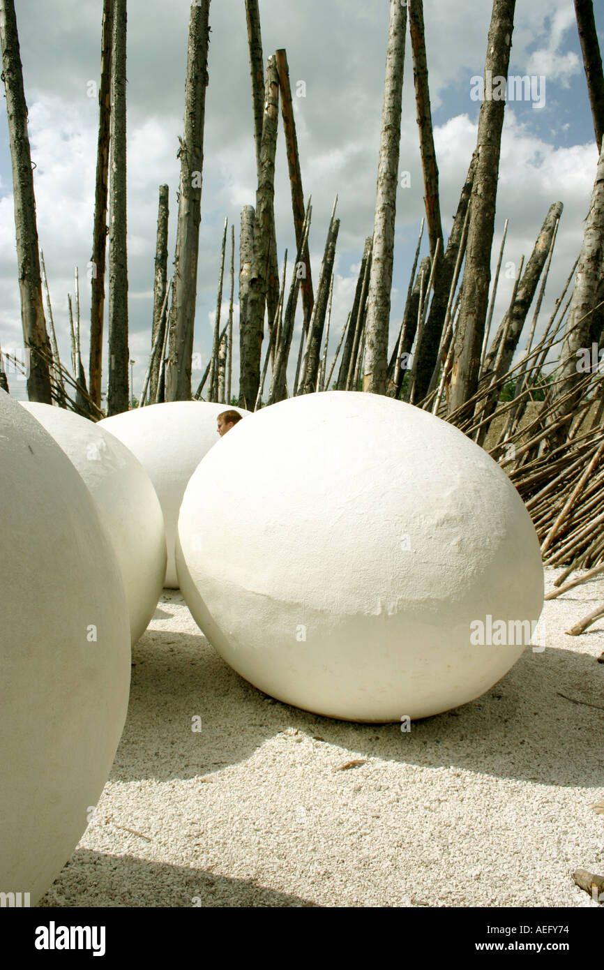 Tête cachée derrière lifesize oeuf dans oiseaux nichent réplique sur le jardin de l''Exposition fédérale cellulaire Show 2005 Munich Bavaria Banque D'Images