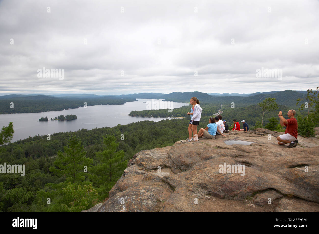 Personnes regardant scène de quatrième lac dans la chaîne de lacs Fulton de Rocky Mountain dans les Adirondacks de l'État de New York Banque D'Images