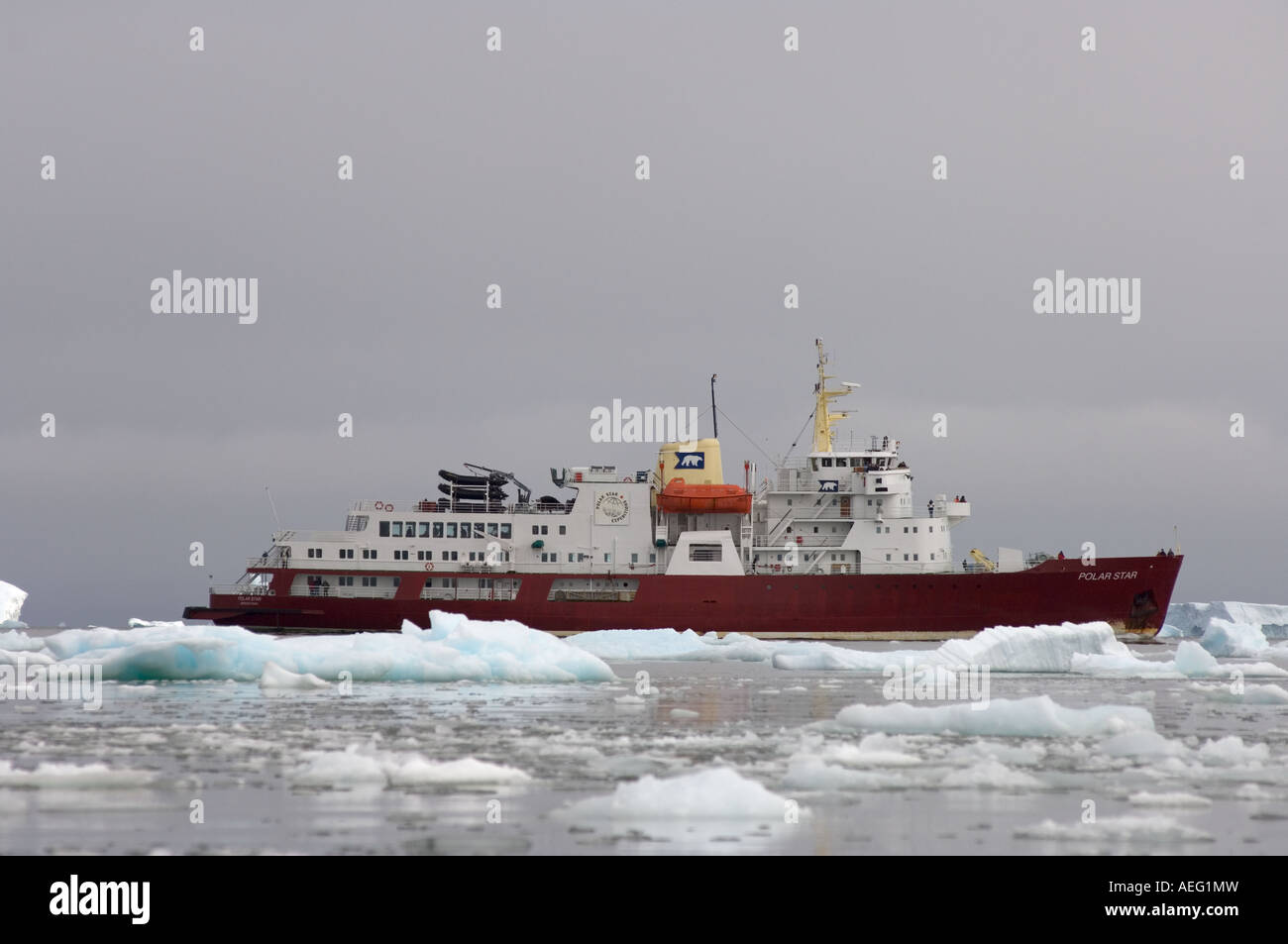 Bateau de croisière le long de la péninsule Antarctique de l'ouest de l'océan Antarctique Banque D'Images