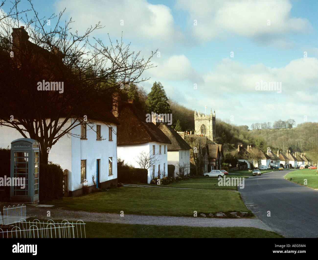 Dorset UK Milton Abbas village gris K6 téléphone fort dans la rue principale Banque D'Images