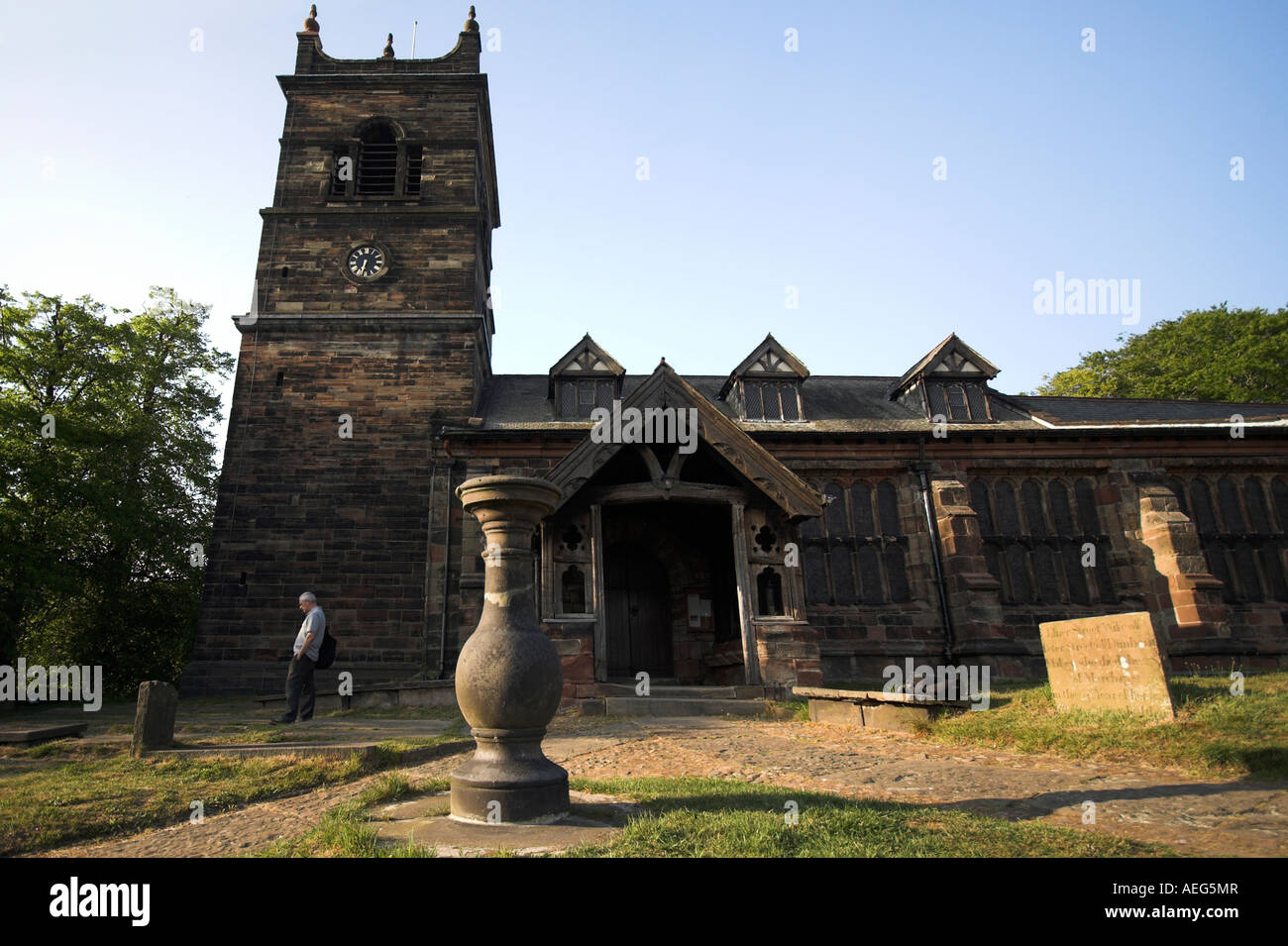 Cimetière, Saint Mary's Parish Church, Rostherne, Cheshire, Royaume-Uni Banque D'Images