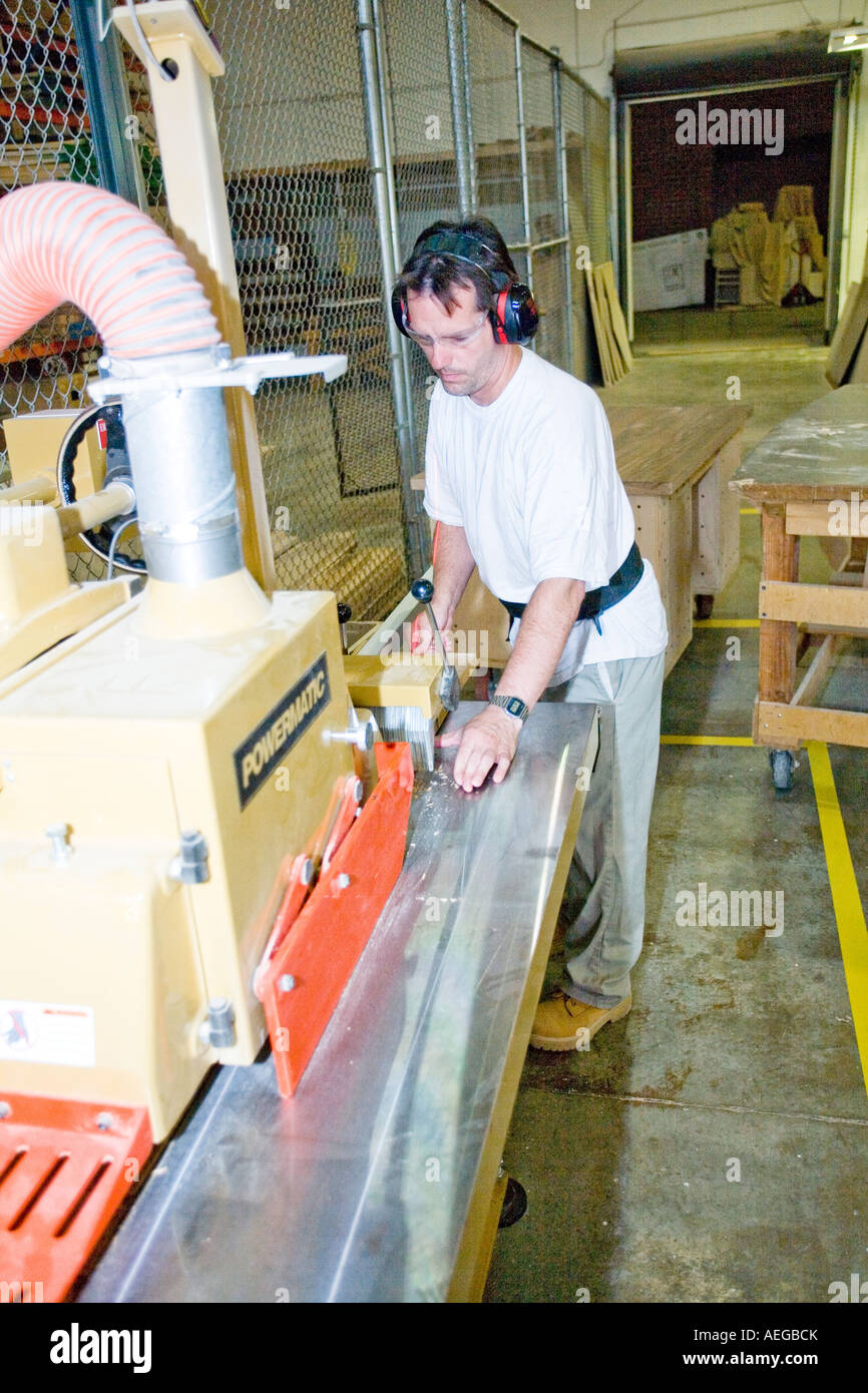 Détenu travaillant avec des machines dans l'atelier de menuiserie au Centre correctionnel de Omaha Omaha Nebraska USA Banque D'Images