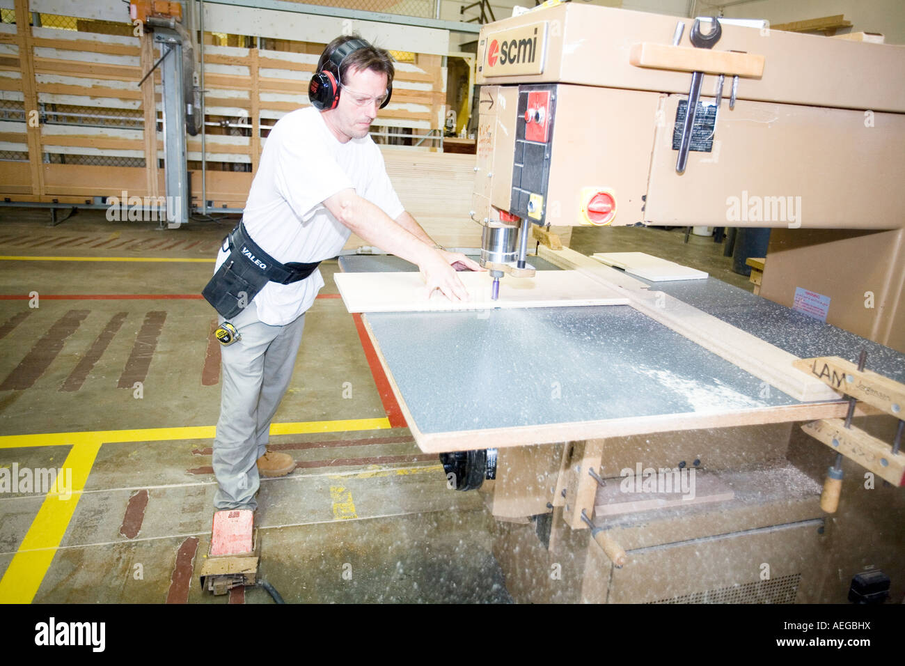 Détenu travaillant avec des machines dans l'atelier de menuiserie au Centre correctionnel de Omaha Omaha Nebraska USA Banque D'Images