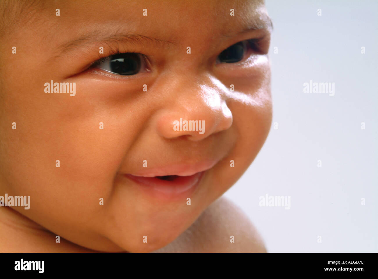 Peu De Monde Du Bebe Garcon Noir Souriant Sourire Heureux Le Bonheur De Faire Face A L Emotion Expression Personne Personnes Kid Enfant Bebe Photo Stock Alamy