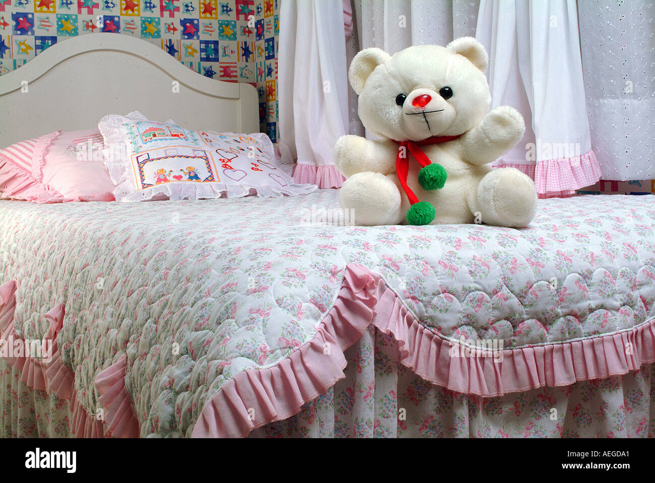 Monde du bébé ours marionnette jouet jouet en peluche animal à fourrure  couvre-lit chambre à coucher ensemble fille rideaux lit oreillers s Photo  Stock - Alamy