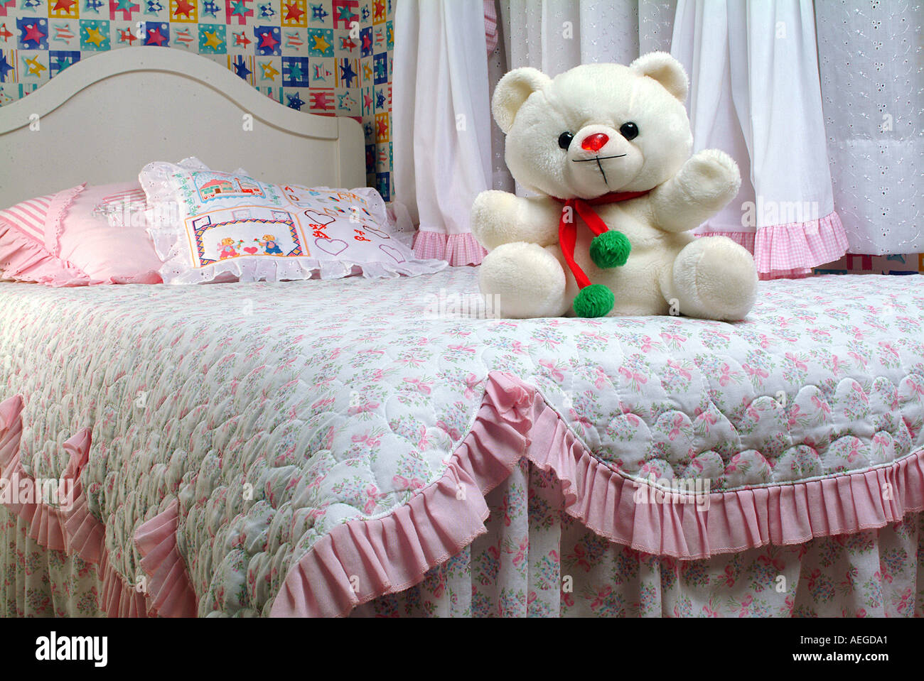 Monde Du Bebe Ours Marionnette Jouet Jouet En Peluche Animal A Fourrure Couvre Lit Chambre A Coucher Ensemble Fille Rideaux Lit Oreillers S Photo Stock Alamy