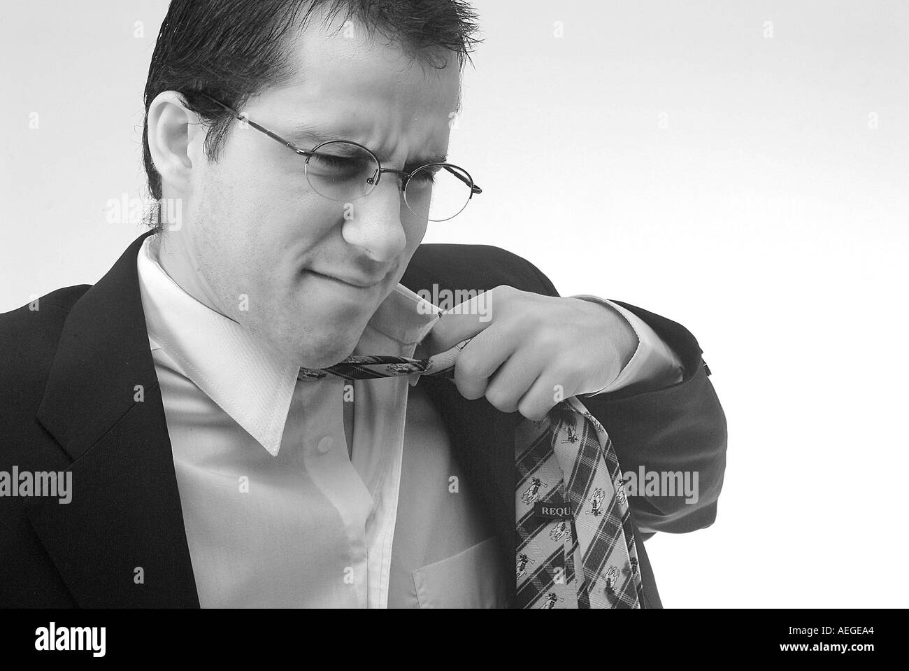 Costume homme chemise cravate lunettes décollant bouleversé ennuyé fatigué après des heures de travail de fin de journée et des bureau gens expr Banque D'Images