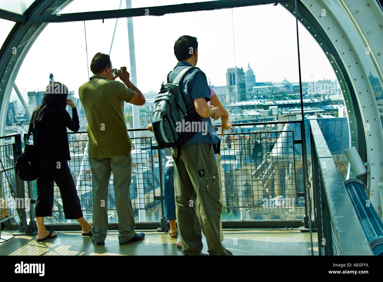 Paris France, touristes admirant Vue du haut des 'Centre Pompidou' Museum Modern Art, Beaubourg Banque D'Images