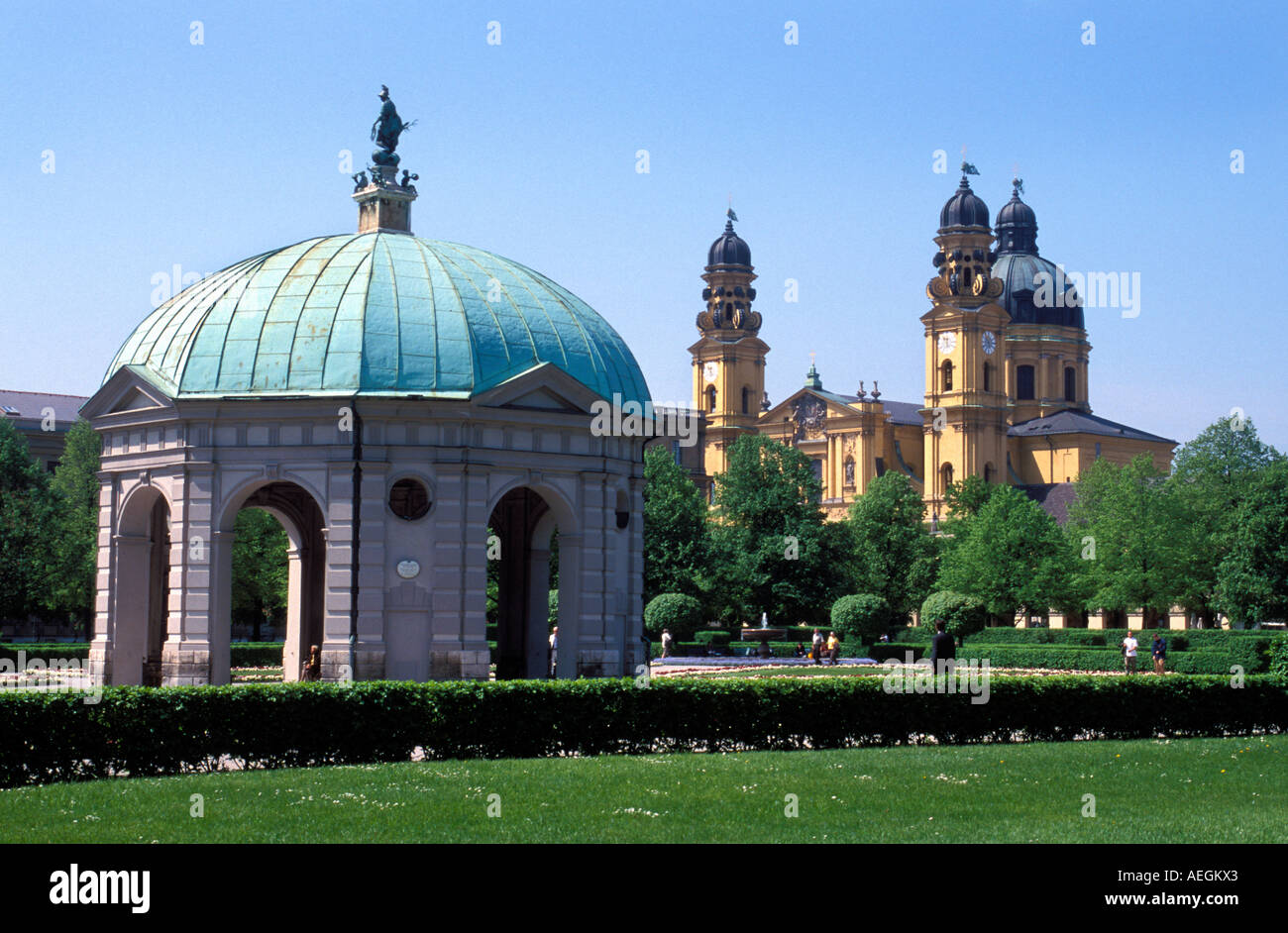 Allemagne Bavière Munich le pavillon dans le Hofgarten avec la Theatinerkirche St Kajetan dans l'arrière-plan Banque D'Images