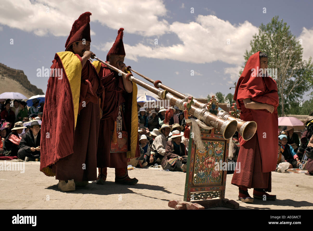 Moines au monastère de Pelkor Chode jouant klaxons de la danse de la pluie Banque D'Images