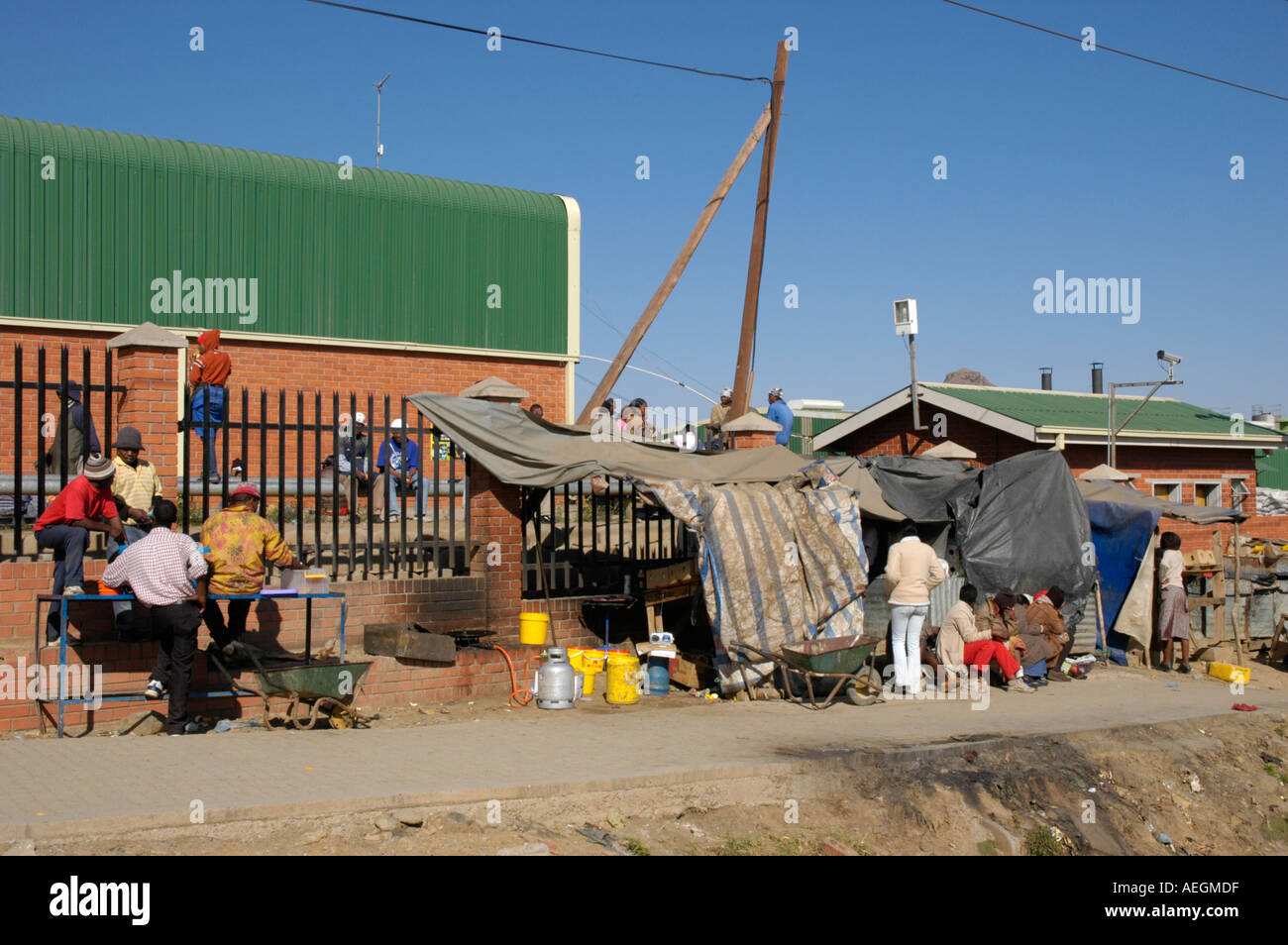 L'extérieur d'une usine de vêtements chinois pour faire des jeans au Lesotho Afrique personnes vendent des choses pour les travailleurs de se casse Banque D'Images