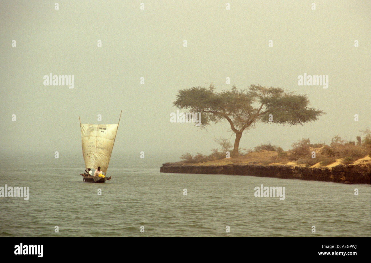 Mali Tombouctou Bamba Peuple Songrai tribu crossing fleuve Niger au canoë avec voile Banque D'Images