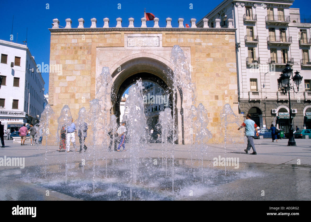 Tunisie Tunis la Porte de France ou de Bab el Bahr à l'entrée de la