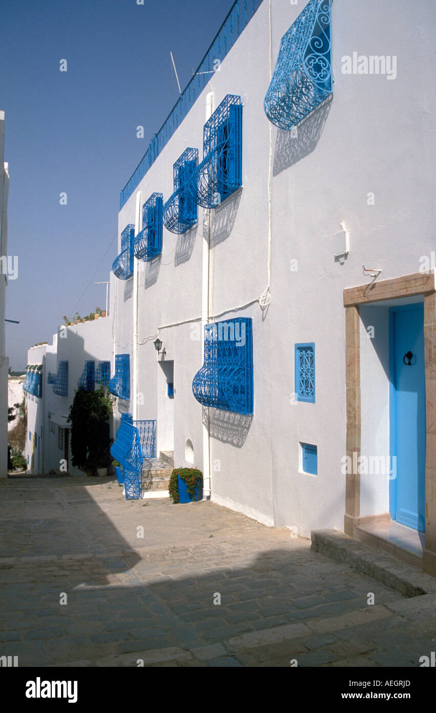 Tunisie Tunis Sidi Bou Said maisons blanchies à la chaux sur une rue latérale Banque D'Images